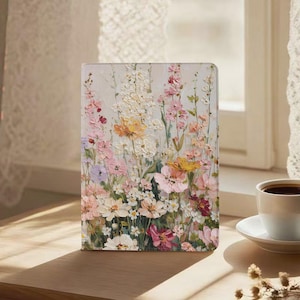 Könnte beinhalten: Ein rechteckiges Tablet- oder Buchcover mit einem texturierten Ölgemälde im Impasto-Stil, das eine Wildblumenwiese darstellt. Das Design zeigt eine dichte Anordnung von rosa, weißen, gelben und dunkelroten Blüten mit grünen Stielen auf cremefarbenem Grund.