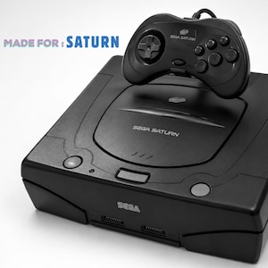 SEGA Saturn-ställ med handkontrollhållare | Saturn-konsolställ | Retro speldisplay | Spelrumsinredning | SEGA samlarställ