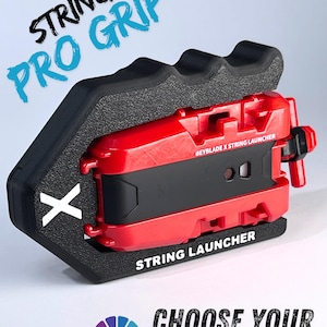 Puede incluir: Un lanzador de cuerda rojo y negro con el texto "BEYBLADE X STRING LAUNCHER" y "STRING LAUNCHER". El lanzador está montado en un agarre negro con el texto "STRING PRO GRIP" y "CHOOSE YOUR COLORS". Una "X" blanca está en el agarre.