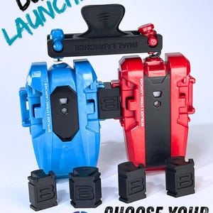 Può includere: Un lanciatore doppio blu e rosso con dettagli neri e la scritta "DUAL LAUNCHER". L'immagine mostra anche accessori neri e la scritta "CHOOSE YOUR COLORS".