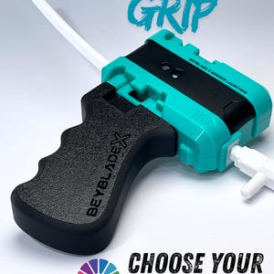 Può includere: Lanciatoio Beyblade X turchese e nero con impugnatura nera. Il lanciatoio ha una corda bianca e il testo "WINDER + STRING GRIP" e "CHOOSE YOUR COLORS". L'impugnatura è strutturata e presenta il logo Beyblade X.