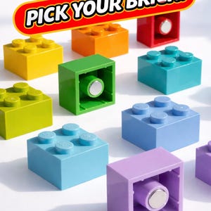 Puede incluir: Colección de bloques de construcción de juguete coloridos en amarillo, naranja, rojo, verde, turquesa, azul claro y morado. Los bloques tienen una función magnética y el texto "PICK YOUR BRICK" se muestra en la parte superior.