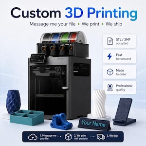 Puede incluir: Una impresora 3D negra con un sistema de filamento multicolor en la parte superior, rodeada de varios objetos impresos en 3D, incluyendo un jarrón geométrico azul, una bandeja verde azulado, una pieza mecánica azul, un jarrón en espiral blanco y un soporte.