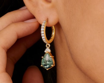 Druppeloorbellen groene mosagaat, 14K vergulde Huggie Hoops, kristallen bedelhangers effenen, elegante huwelijkssieraden, jubileumcadeau