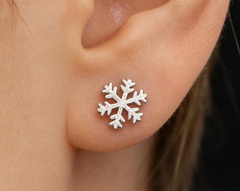 Sterlingzilveren sneeuwvlokoorstekers, kleine winterstekers, minimalistisch kerstcadeau, vakantiesieraden, sierlijke sneeuwvlokoorbellen
