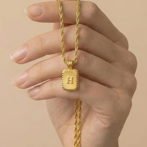 Personligt initialhalsband i guld, halsband med litet fyrkantigt brev, enkla minimalistiska smycken, halsband med monogramberlock, examenspresent, julklapp
