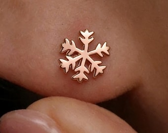 Kleine sneeuwvlokoorstekers, sterlingzilveren wintersieraden, minimale CZ sneeuwvlokstekers, accessoire voor vakantie, kerstcadeau voor vrouwen