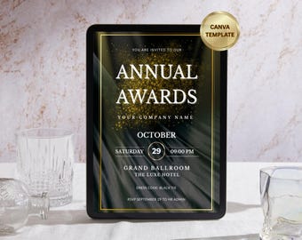 Könnte beinhalten: Eine digitale Einladung für eine Preisverleihung, angezeigt auf einem schwarzen Tablet mit goldenen Akzenten. Der Text kündigt "Annual Awards" für den 29. Oktober im Grand Ballroom an. Ein goldener Canva Template Aufkleber ist sichtbar. Gläser und eine Flasche im Vordergrund.