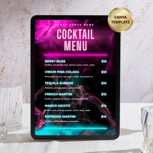 Może przedstawiać: Cyfrowy tablet wyświetlający szablon menu koktajlowego z neonowym różowo-niebieskim tłem dymnym. Tekst zawiera napisy COCKTAIL MENU, YOUR VENUE NAME oraz listę drinków, takich jak Berry Bliss, Virgin Pina Colada i Espresso Martini z cenami.