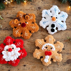 Può includere: Quattro decorazioni a forma di fiocco di neve in uncinetto felpato raffiguranti personaggi natalizi: una renna marrone, un pupazzo di neve bianco con ricami blu, un Babbo Natale rosso con barba bianca e un omino di pan di zenzero beige.