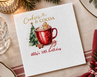 Op de afbeelding: Een vierkant wit papieren servet met een rode mok cacao, een peperkoekmannetje, een groene kerstboom, kaneelstokjes en zuurstokken. De tekst luidt Cookies & COCOA en Abby's 30th birthday in gouden en rode letters.