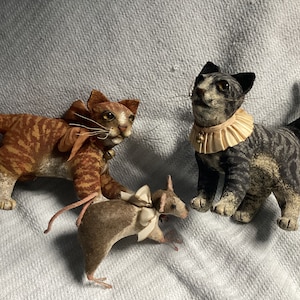 Vergie Lightfoot American Artist Vintage Unique Sculpted Canvas Cloth  Painted 2 Cats and Mouse Fabulous