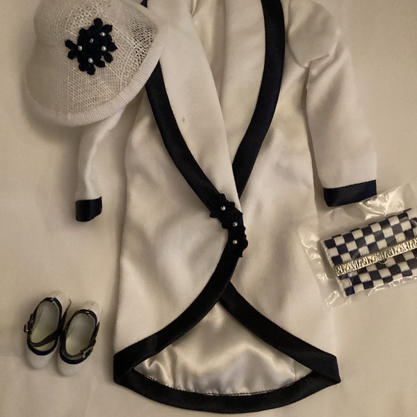 Poupée tendance de 16 pouces, costume exquis de 4 pièces, robe en laine blanche, chapeau, sac à main assorti avec talons en cuir de Metro Doll