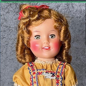 Vestido amarillo y rojo de 1960 con broche del logotipo de Shirley Temple, raro, de Shirley Temple, de 17 pulgadas. El regalo perfecto para la abuela.