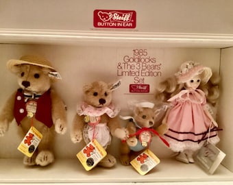 ベージュのリボン付きモヘアのテディベア ヴィンテージの小さなライトベージュのモヘアのテディベア。ピンクの