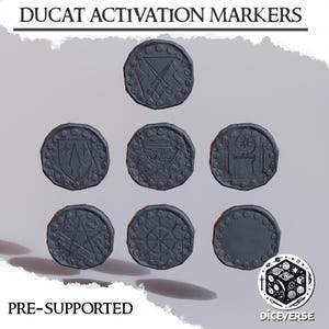 Puede incluir: Marcadores de activación Ducat, pre-soportados, en color gris. La imagen muestra siete fichas circulares con varios diseños en relieve, incluyendo armas, escudos y una brújula. El texto "DUCAT ACTIVATION MARKERS" está en la parte superior.