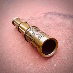 Mini telescopio de latón grabado: catalejo náutico vintage para decoración marítima, accesorios piratas y un regalo único para coleccionistas y amantes del mar.