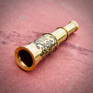 Mini telescopio de latón pulido y grabado en oro: catalejo náutico vintage para decoración pirata, coleccionables marítimos y un regalo único para los amantes del mar.