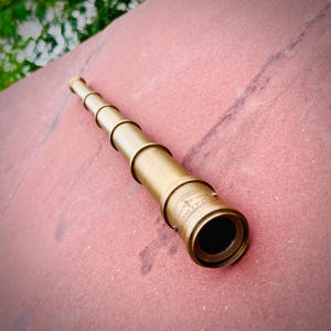 Telescopio vintage de latón: catalejo plegable para decoración náutica, coleccionable pirata, navegación marítima y regalo único para amantes de la historia.