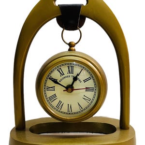 Horloge de table ancienne en laiton : chiffres romains, pied en arche, style vintage