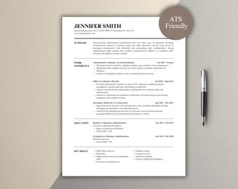 Può includere: Un modello di curriculum vitae professionale con il nome "Jennifer Smith" in alto. Il curriculum include sezioni per riepilogo, esperienza lavorativa, istruzione e competenze chiave. Una penna è appoggiata sul lato destro del curriculum. Il curriculum è etichettato "ATS Friendly".