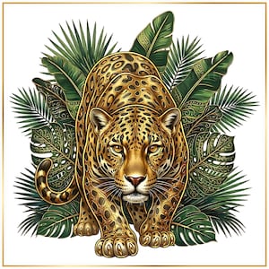 Puede incluir: Un leopardo dorado con manchas de color marrón oscuro se muestra en una postura frontal, rodeado por un denso arreglo de hojas tropicales de palma y monstera de color verde oscuro. La ilustración presenta intrincadas líneas doradas.