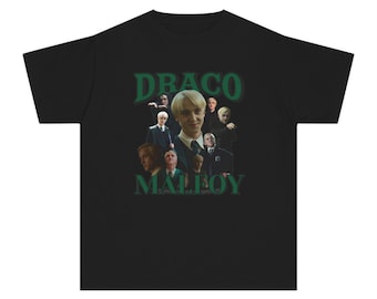 Może przedstawiać: Czarna koszulka z zielonym nadrukiem z napisem "DRACO MALFOY" i kolażem zdjęć. Zdjęcia przedstawiają osobę z blond włosami i białą koszulą.