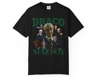 Może przedstawiać: Czarny t-shirt z zielonym napisem "DRACO MALFOY" i kolażem zdjęć. Centralnie umieszczony portret blond osoby. Inne zdjęcia otaczają centralny portret.