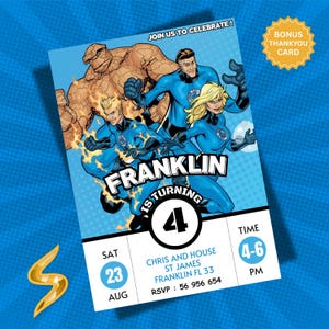 Può includere: Un invito di compleanno blu in stile fumetto con i Fantastici Quattro. L'invito include il testo "Franklin compie 4 anni" e i dettagli dell'evento. È inclusa una carta di ringraziamento bonus.