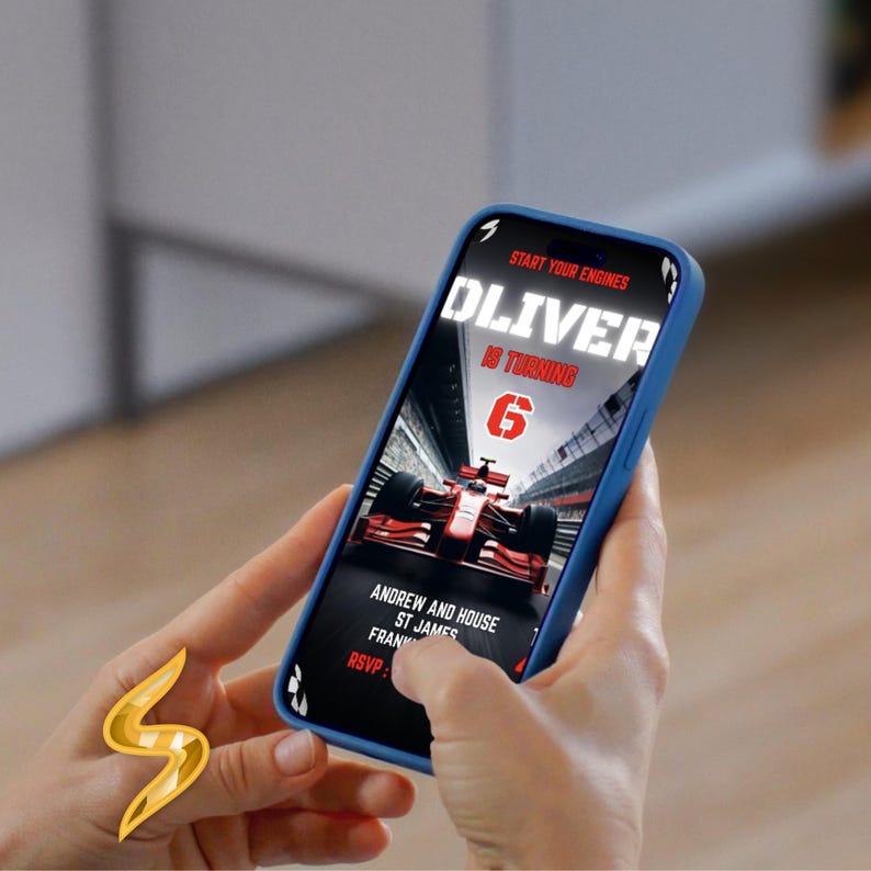Peut inclure: Un smartphone bleu affiche une invitation d'anniversaire sur le th&egrave;me des voitures de course. L'invitation indique "Oliver a 6 ans" avec une image de voiture de course rouge. Le t&eacute;l&eacute;phone est tenu dans les mains d'une personne.