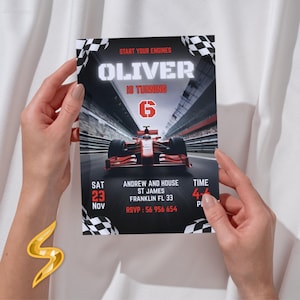 Peut inclure: Invitation d'anniversaire avec une voiture de course rouge sur une piste. L'invitation indique "OLIVER A 6 ANS" avec les d&eacute;tails de l'&eacute;v&eacute;nement. Des drapeaux &agrave; damiers noirs et blancs encadrent le haut.