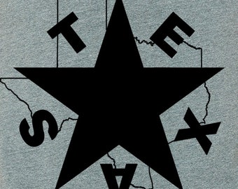 Op de afbeelding: Een zwarte ster met het woord "TEXAS" eromheen geschreven. De letters zijn in een vet, bloklettertype.