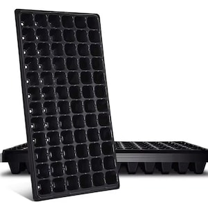 Puede incluir: Bandejas de plástico negro para semilleros con múltiples celdas individuales. Una bandeja está en posición vertical, mostrando la estructura celular, mientras que otra está plana en el fondo. Las bandejas son para sembrar semillas en interiores.