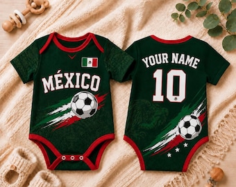 Puede incluir: Dos bodies de bebé de color verde oscuro con ribetes rojos. El frente muestra el texto MÉXICO, un balón de fútbol y la bandera mexicana. La parte posterior presenta el texto YOUR NAME sobre el número 10, un balón y tres estrellas blancas.