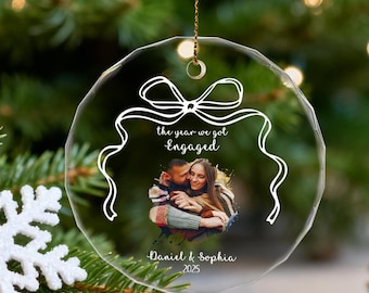 Adorno de compromiso personalizado, recuerdo de cristal personalizado con nombres y fecha, adorno para árbol de Navidad con anuncio de compromiso para pareja.
