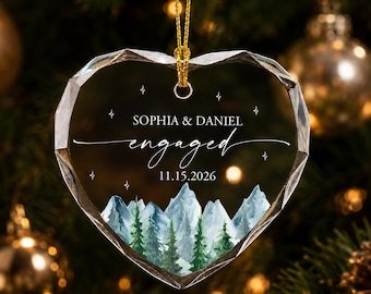 Adorno de compromiso para pareja, adorno navideño personalizado en forma de corazón con nombres y fecha, recuerdo para recién comprometidos, regalo de compromiso con temática de montaña.