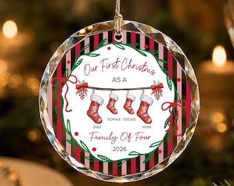Adorno de cristal personalizado para la familia, recuerdo navideño con nombres personalizados, primera Navidad familiar 2026, regalo navideño para mamá y papá.
