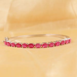 Ovalt rubinarmband, sterlingsilver, juli födelsesten, eleganta ädelstenssmycken