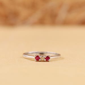 Rubinring i 925 sterlingsilver, rubinring med tre stenar, minimalistisk stapelbar ring, smycken med födelsesten i juli, löfte om rubin för henne