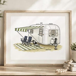 Könnte beinhalten: Eine gerahmte Aquarellillustration eines silbernen Vintage-Wohnwagens mit grün-weiß gestreiftem Vorzelt. Zwei dunkelblaue Klappstühle stehen auf einem passenden gestreiften Teppich. Der Text MARK 6:31 ist in der unteren rechten Ecke gedruckt.