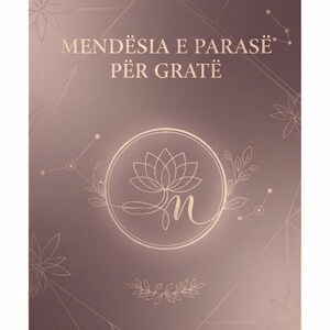 Puede incluir: Diseño gráfico digital en oro rosa con el texto "MENDËSIA E PARASË PËR GRATË". El diseño presenta un emblema floral circular con la letra "m" en el centro, rodeado de elementos botánicos.