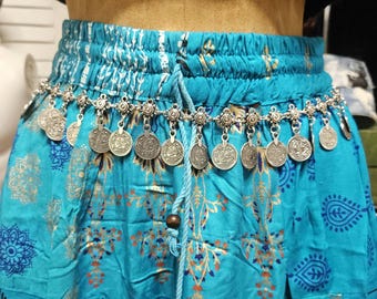 Cinto ajustável com corrente prateada estilo boho e pingente, acompanhado de uma bolsinha boho com cordão.