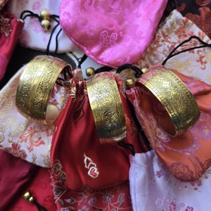 Dicke Goldblume geätzte Armreif Armbänder mit seidigem Kordelzugbeutel Personalisiert