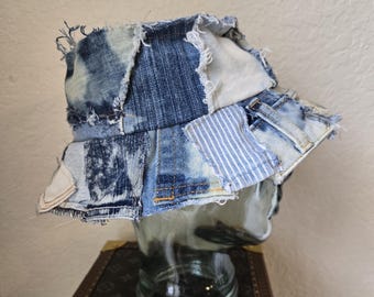 Återvunnen Denim Bucket Hat - Tie Dye Patchwork Distressed
