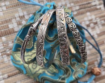 Conjunto de 4 pulseras tipo brazalete estilo boho de plata de ley, con bolsa para joyas con cordón.
