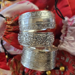 Thick Silver Flower Etched Bangle Bracelets with Jewelry Pouch Gift Set