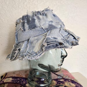 Fischerhut aus Jeans: Upcycled Batik-Patchwork, 56-61 cm
