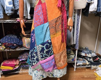 Saia maxi reversível estilo boho com patchwork floral em seda