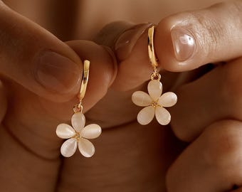 Zierliche Blumen Hoop Ohrringe, einfache Blumen Ohrringe, Gold Huggie Ohrringe, Ohrringe für Frauen, Geschenk für sie, Brautjungfer Geschenk