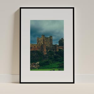 Dark Castle Cliff Poster gerahmt: Gothic Fantasy Wandkunst